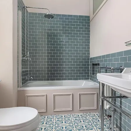 Victorian - Centre - Free Car Space *