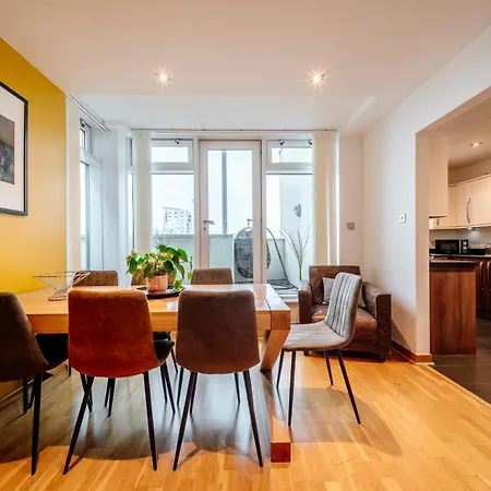Weston's Penthouse Sleep 10, 8 Beds Free Parking