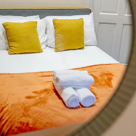 Apartment Percys Place Sleep 10, 15 Minute To Centre Free Parking