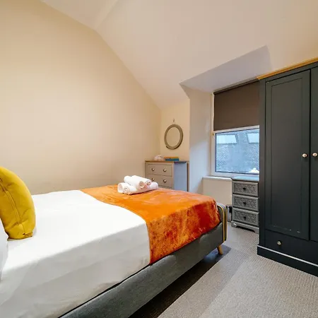 Percys Place Sleep 10, 15 Minute To Centre Free Parking *