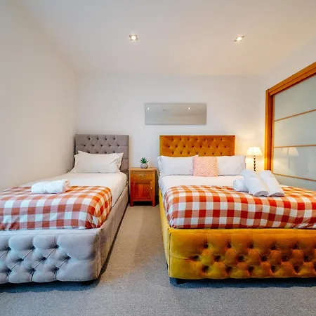 Apartment Weston's Penthouse Sleep 10, 8 Beds Free Parking Edinburgh