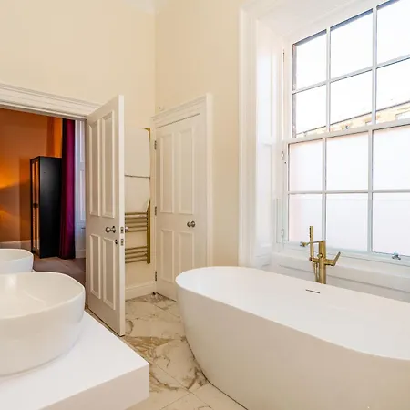 Dragon Luxury At Rutland Square דירה