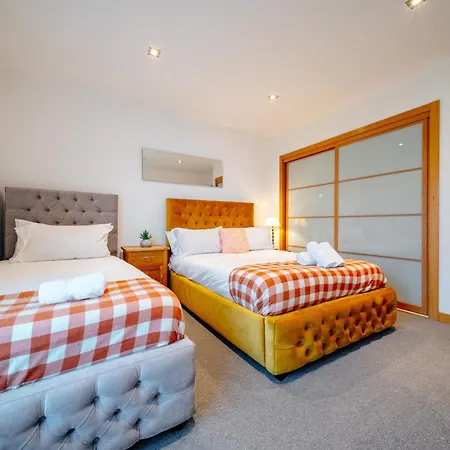 Weston's Penthouse Sleep 10, 8 Beds Free Parking Apartment