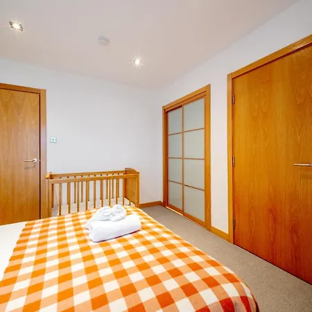 Weston's Penthouse Sleep 10, 8 Beds Free Parking Edinburgh