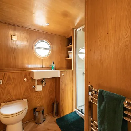 - Houseboats Botel Edinburgh