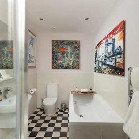 24 Royal Terrace Отель