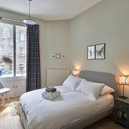 High Street - Modern Scandi Design In The Heart Of The Old Town!