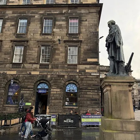 Parliament Square - Royal Mile *