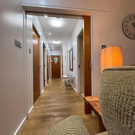 Holyrood With Parking & Lift Access 爱丁堡