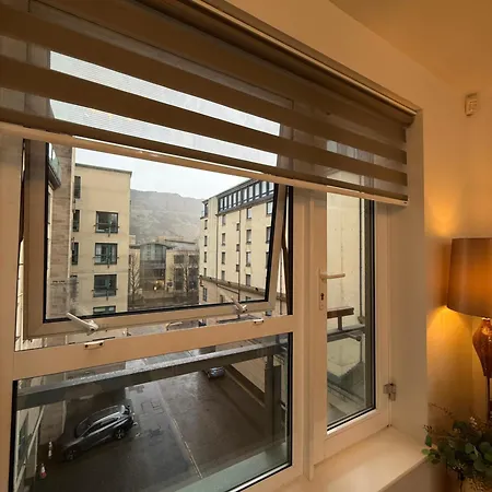 Holyrood With Parking & Lift Access * 爱丁堡