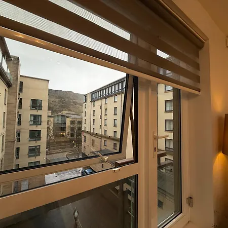 Holyrood With Parking & Lift Access * Эдинбург