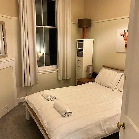 Lovely Sunny 2 Bed Coast Apartment *