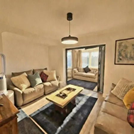 Feriehus Dreghorn House 5 B-rooms 9 Beds 3 Toilets 2 Showers,1 Bath 2 Receiption Secure Free Parking 233 Wifi Edinburgh