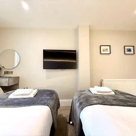Modern 3 Bedroom Apartment, West End شقة *