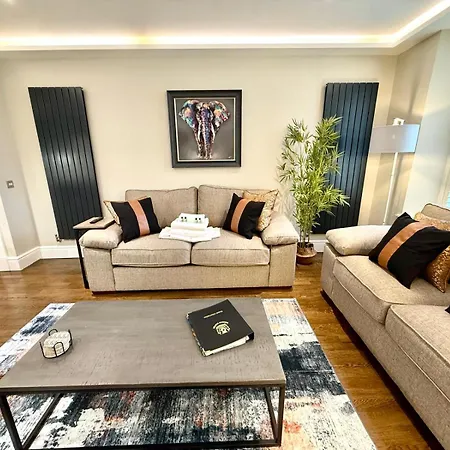 Modern 3 Bedroom Apartment, West End *