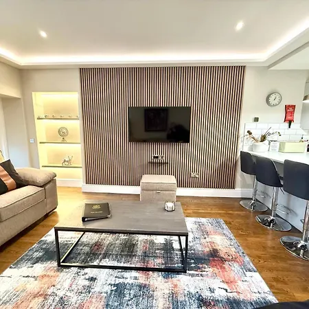 Modern 3 Bedroom Apartment, West End شقة *