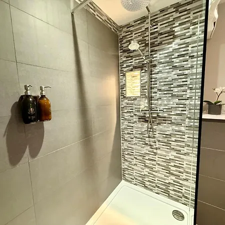 Apartment Modern 3 Bedroom Apartment, West End