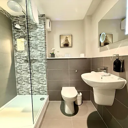 Modern 3 Bedroom Apartment, West End Appartement *