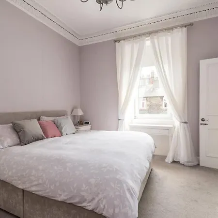 بيت للعطل Modern Holyrood Family Retreat