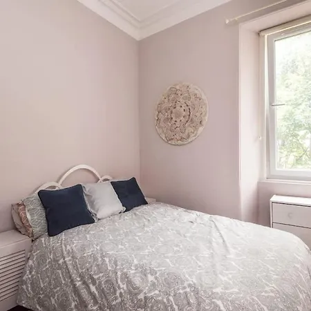 Modern Holyrood Family Retreat بيت للعطل