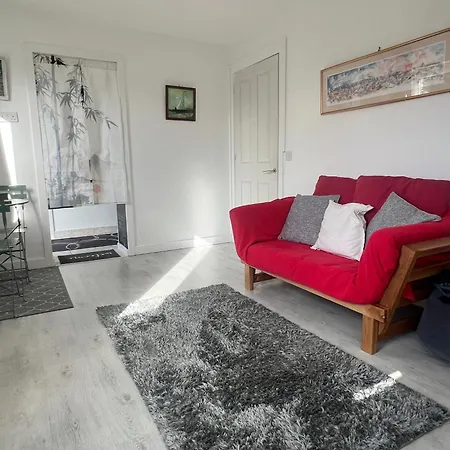 Self-contained Ground Level With Hill View Апартаменты *