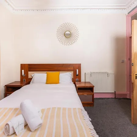 Relaxing 4 Bdrm Apartment *