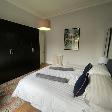 Victorian With Parking, Murrayfield-sleeps 5 Apartment