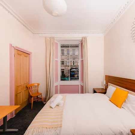 Relaxing 4 Bdrm Apartment