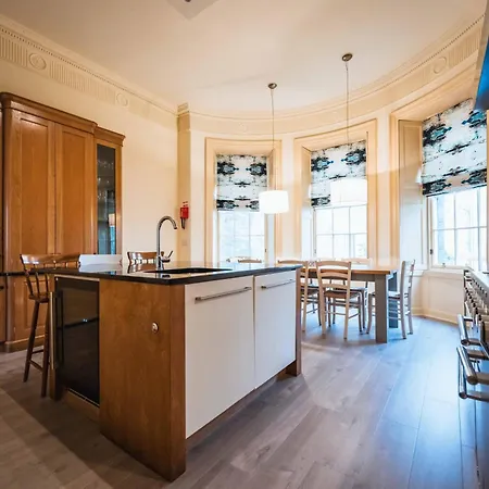 Dom wakacyjny Large 3-bed Walk To Waverley