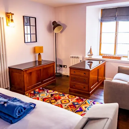 Lovely 2 Bedroom B-listed Converted Whisky Bond Apartment