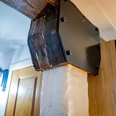 Lovely 2 Bedroom B-listed Converted Whisky Bond Apartment Edinburgh