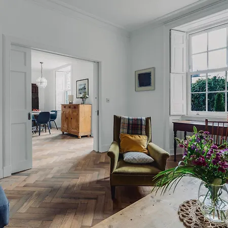 Stylish Georgian Garden + Secure Parking Apartment *