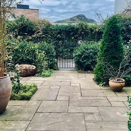 アパート Stylish Georgian Garden + Secure Parking エディンバラ