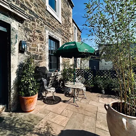 Stylish Georgian Garden + Secure Parking شقة
