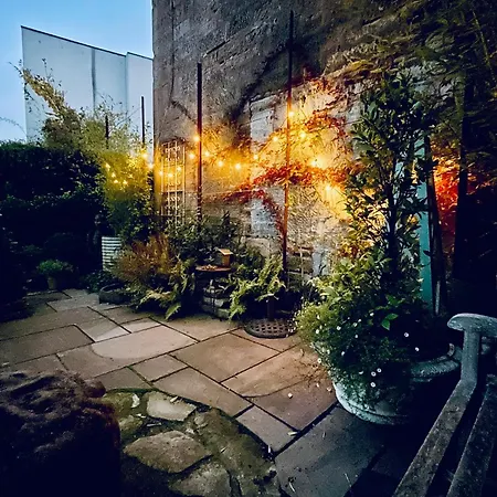 Stylish Georgian Garden + Secure Parking *