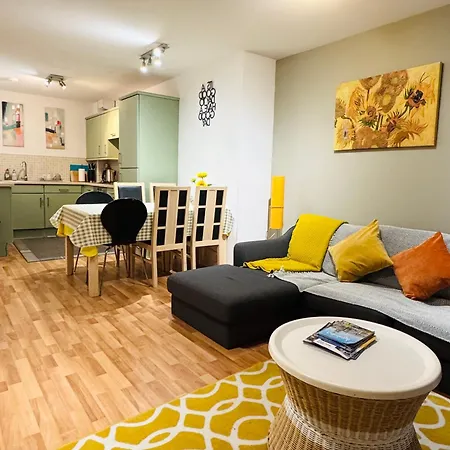 Апартаменты Sunny Spacious Retreat Near Royal Mile With Free Parking And Lift