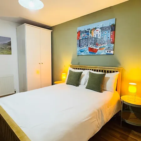 Апартаменты Sunny Spacious Retreat Near Royal Mile With Free Parking And Lift *