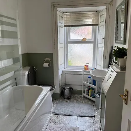 Cosy For Share , Private Double Room, Wifi, Parking, Garden