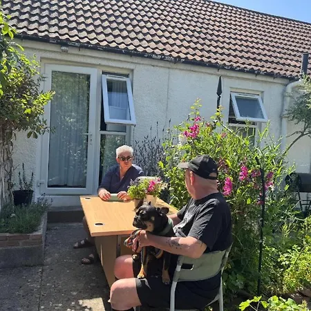 Bed & Breakfast Cosy For Share , Private Double Room, Wifi, Parking, Garden Edinburgh