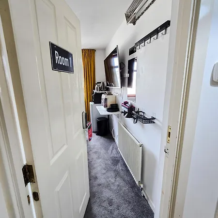 Double With Shared Bathroom Near The Shore And Tram *