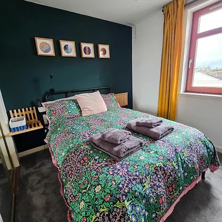 Double With Shared Bathroom Near The Shore And Tram Pensión