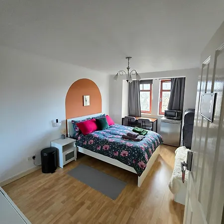 Guest house Double With Shared Bathroom Near The Shore And Tram Edinburgh