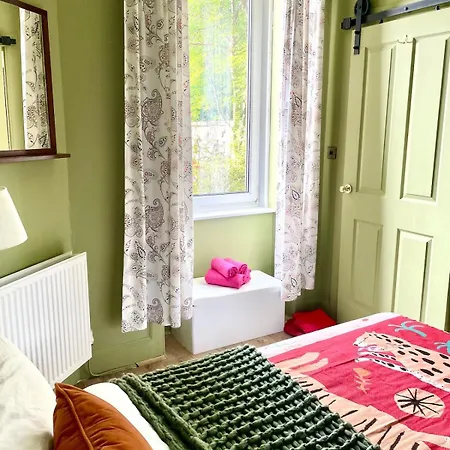 Quiet 1-Bed Garden Apartment Near Leith & Walk To City Centre Apartmán