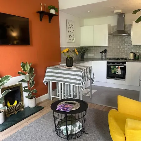 Quiet 1-Bed Garden Apartment Near Leith & Walk To City Centre Apartmán
