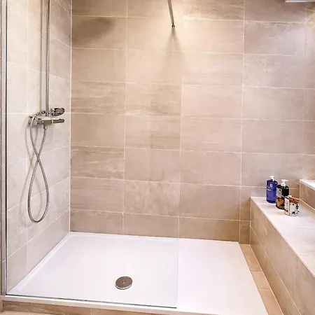 New Royal Mile With Balcony And Stunning Views Floor No Lift Apartment Edinburgh