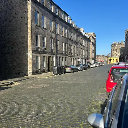 아파트 Central, Cafe Society Around The Corner, Barony Street *