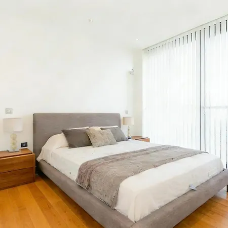 Stylish 2br In Quartermile Balcony & Garden View *