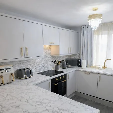 Dynastays- Stylish Seaside Home- Dog Friendly, Garden & Parking (adults Only) Holiday home *
