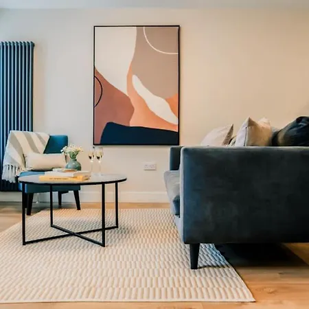 Stylish 2 Bed Centre With Parking Эдинбург