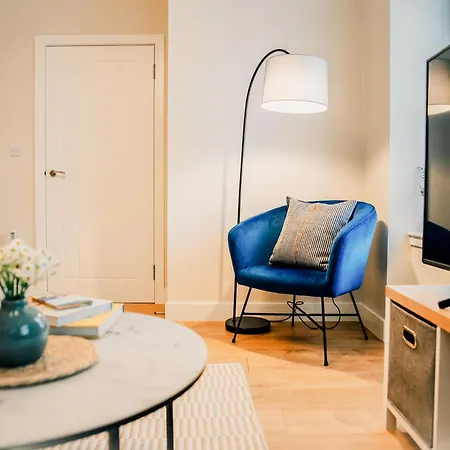 Stylish 2 Bed Centre With Parking Edinburgh